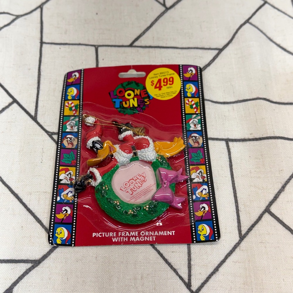 Looney Tunes Picture Frame Ornament 4in Red Daffy Duck Santa Wreath Magnet 1997